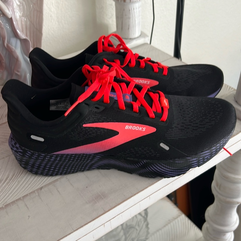 Brooke sneakers size 10, never worn